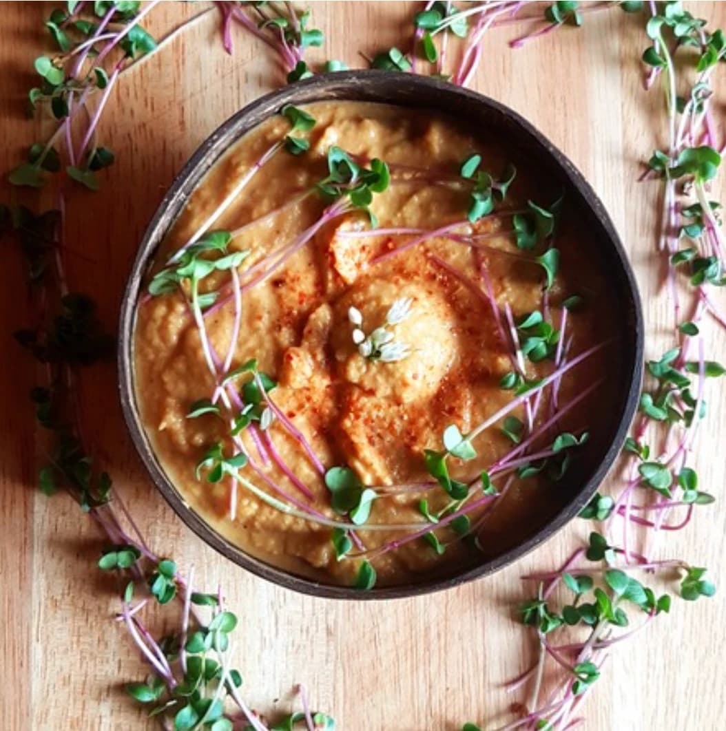 Hummus klassisch mit Rotkohl-Microgreens