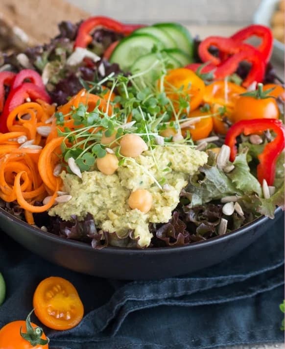 Salatbowl mit Grünkohl-Hummus
