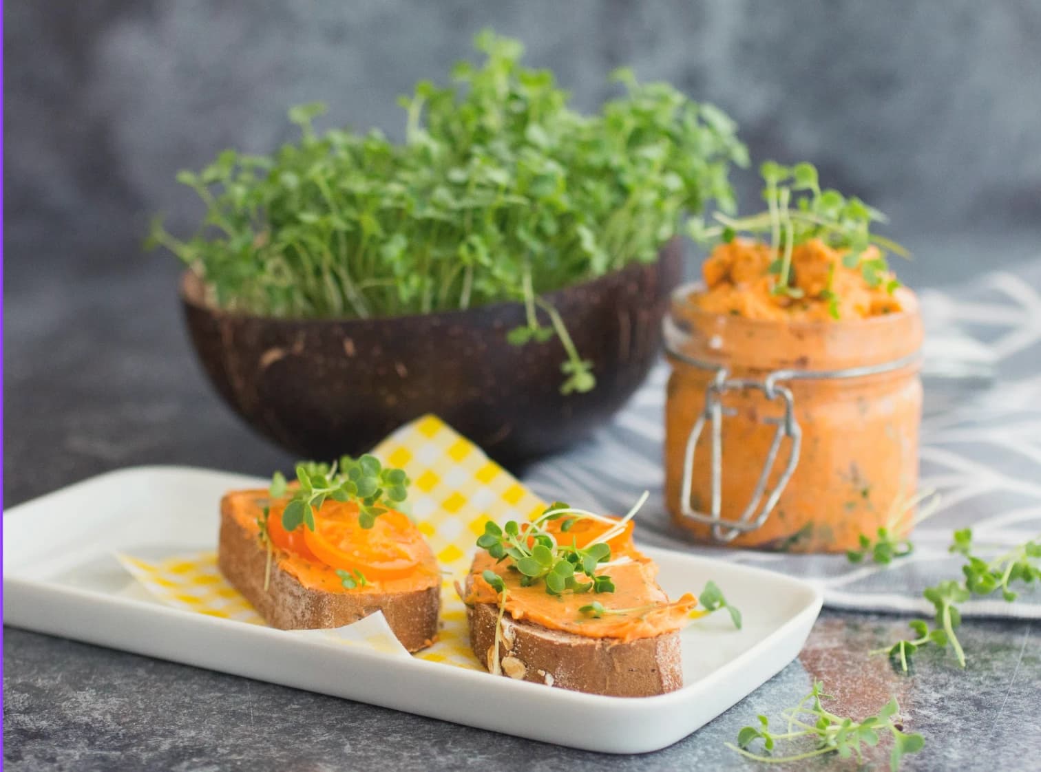 Grünkohl-Kresse-Tomaten-Butter